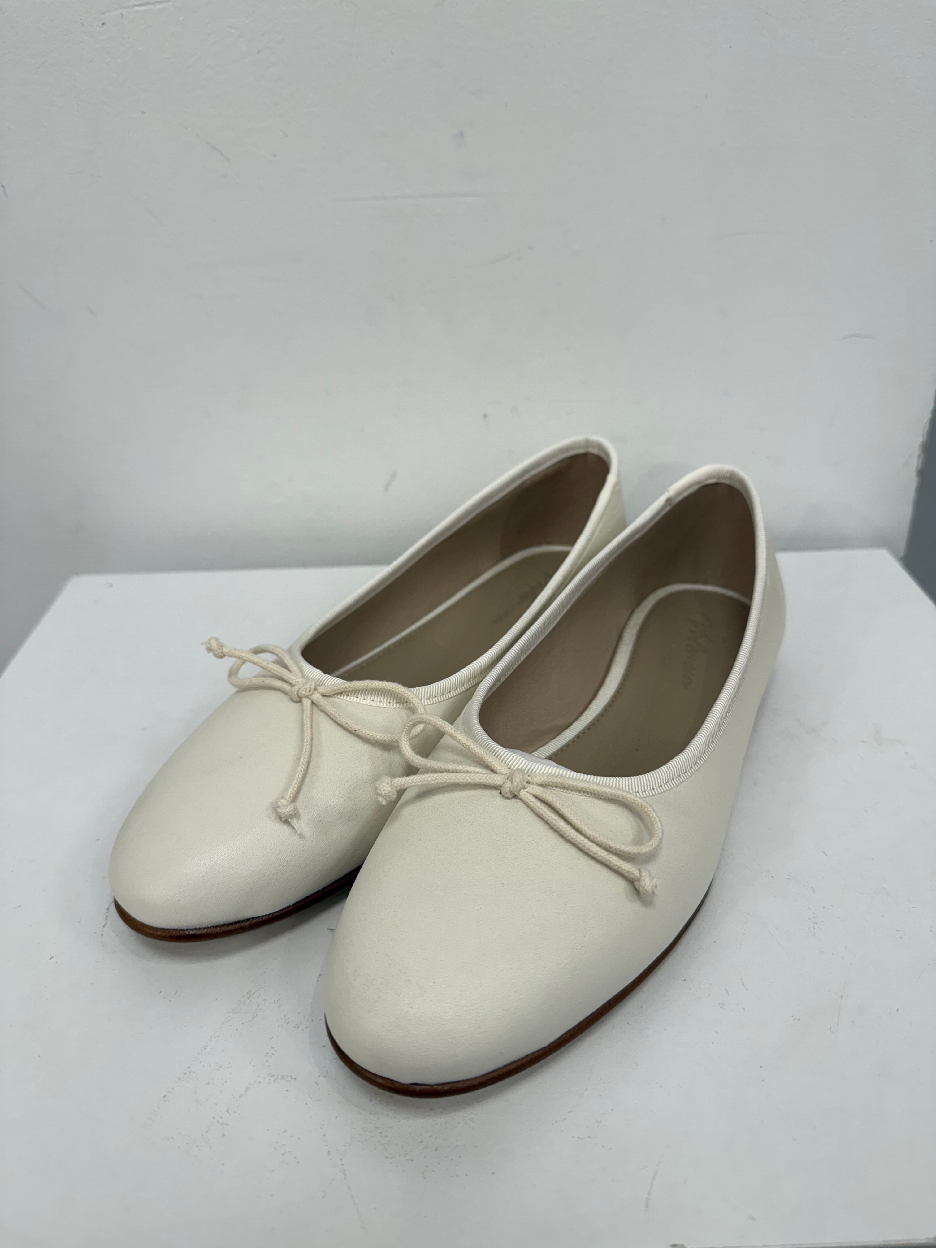 Valencia Oﬀ White Ballet Flat