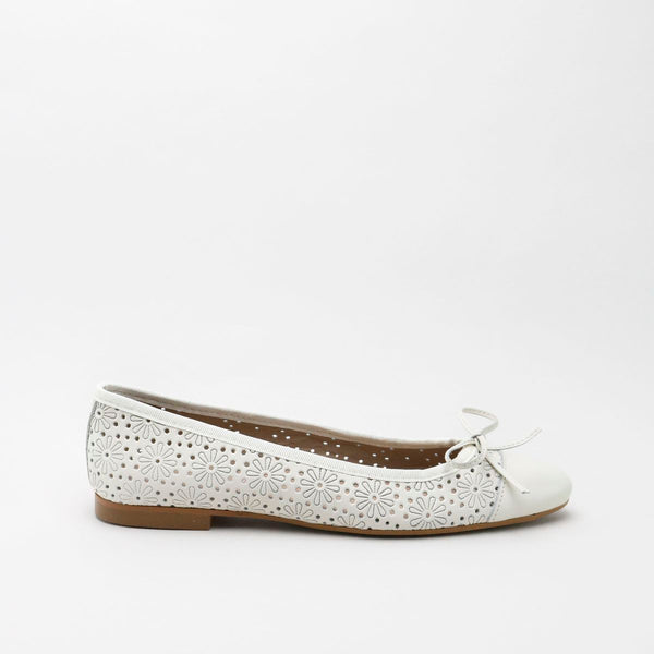 Papanatas Cream Eyelet Ballet Flat