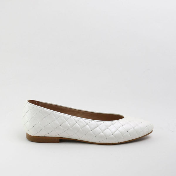 Papanatas White Weave Pointed Flat